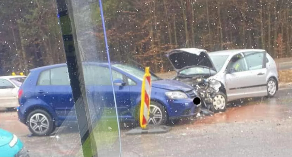 Wypadek na DK42 przed Skarżyskiem-Kamienną. Jedna osoba trafiła do szpitala