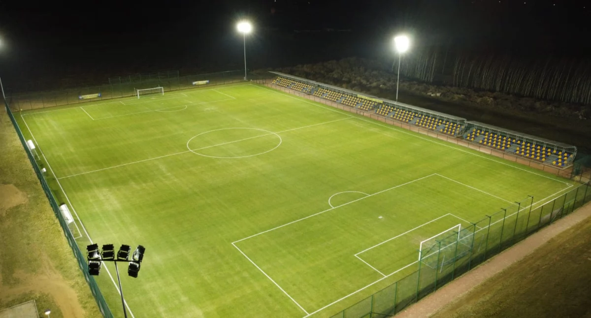 Star Starachowice w Ożarowie, Arka Pawłów zagra przy sztucznym świetle. Rusza piłkarski weekend