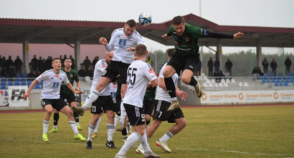 Adrian Szynka ratuje remis dla Staru Starachowice. Playmaker pewnym egzekutorem rzutu karnego