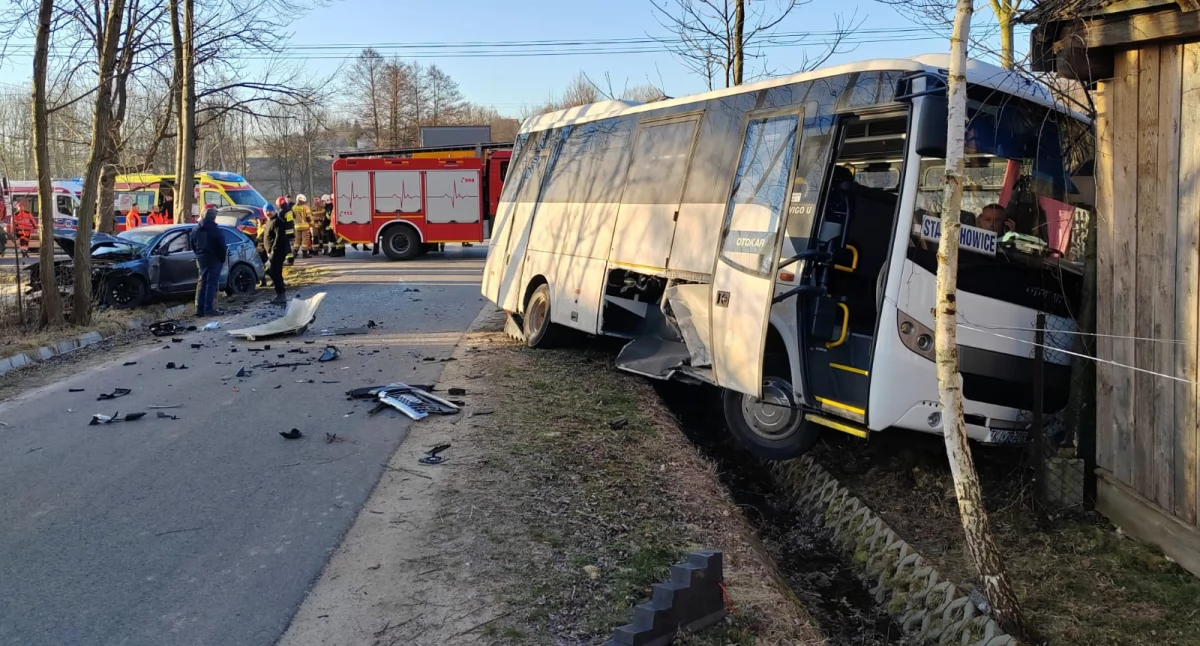Wypadek w Rzepinku. Zderzenie Audi Q5 z autobusem, służby na miejscu