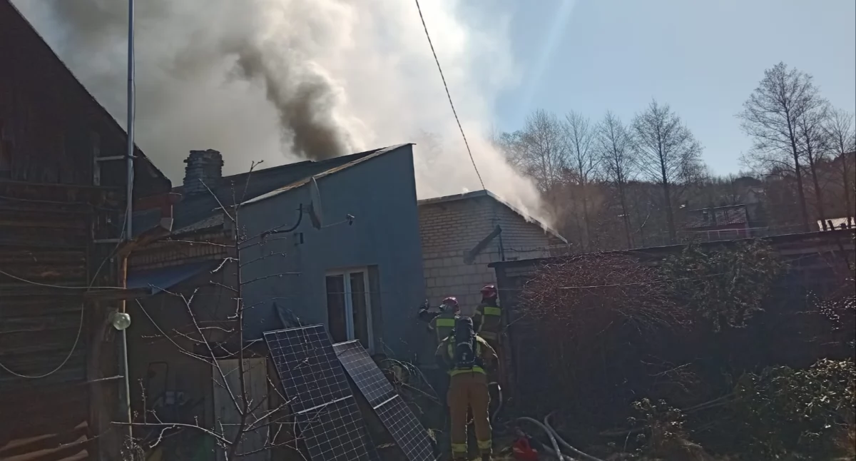 Pożar domu na ul. Staropolskiej w Starachowicach. Trzy osoby ewakuowane z mieszkania