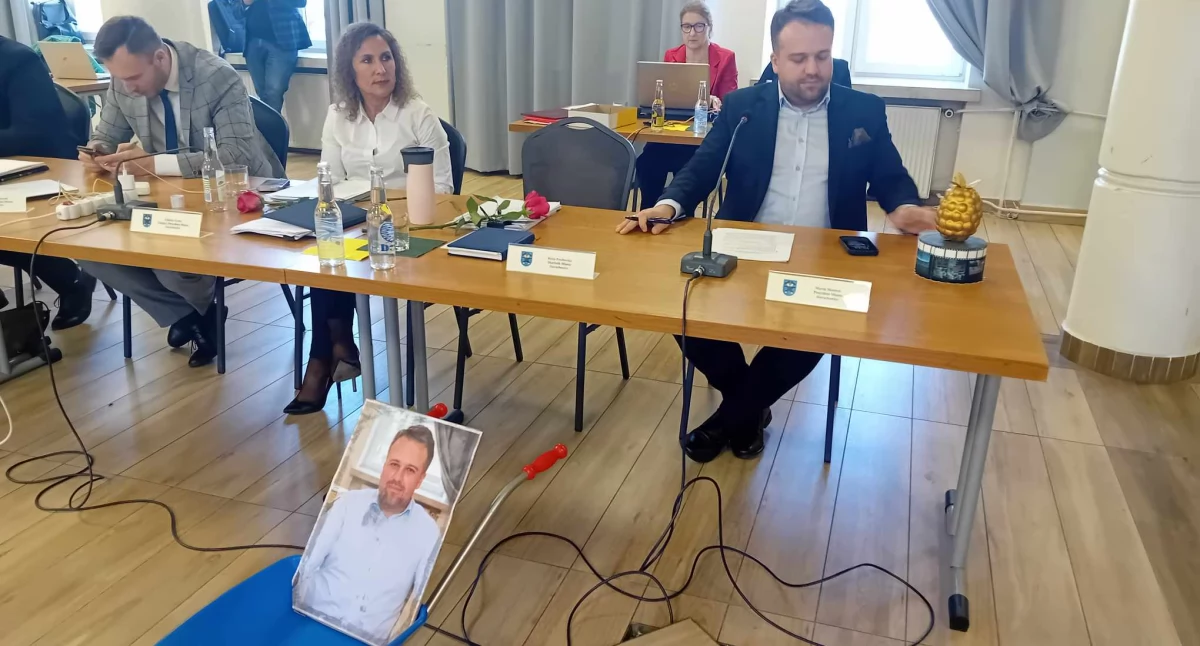 Taczki i złota malina dla prezydenta Starachowic - mieszkańcy ul. Leśnej podziękowali za wyprzedaż miejskiego majątku