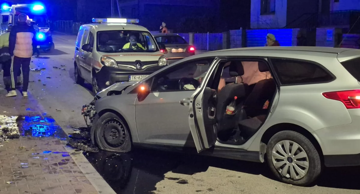 Wypadek na ul. Południowej w Starachowicach. Najpierw wjechał w volkswagena, a następnie uderzył w drugi samochód