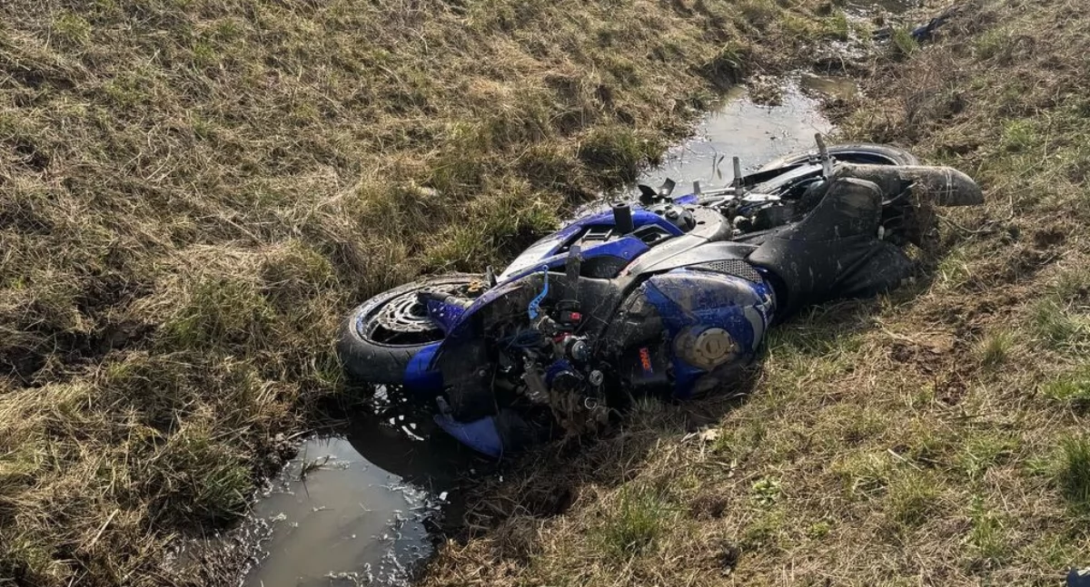Wypadek motocyklisty w Błazinach Dolnych. 41-latek wpadł do rowu