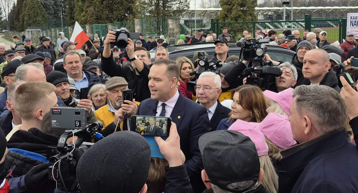 Karol Nawrocki w Starachowicach. Kandydat na prezydenta RP odwiedził stadion i spotkał się z mieszkańcami