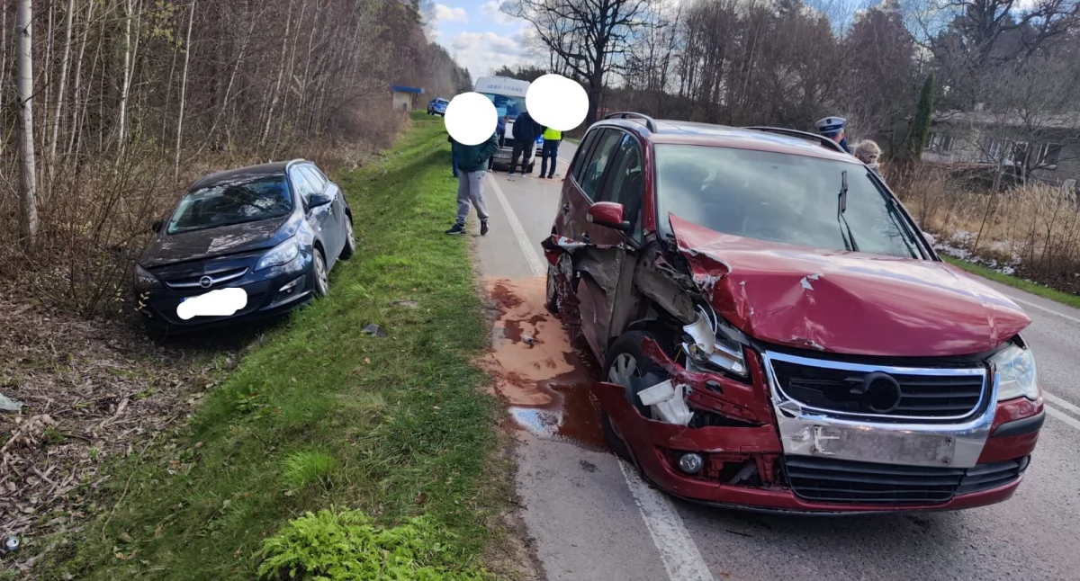 Wypadek w miejscowości Henryk. Jedna osoba poszkodowana opatrywana przez ratowników