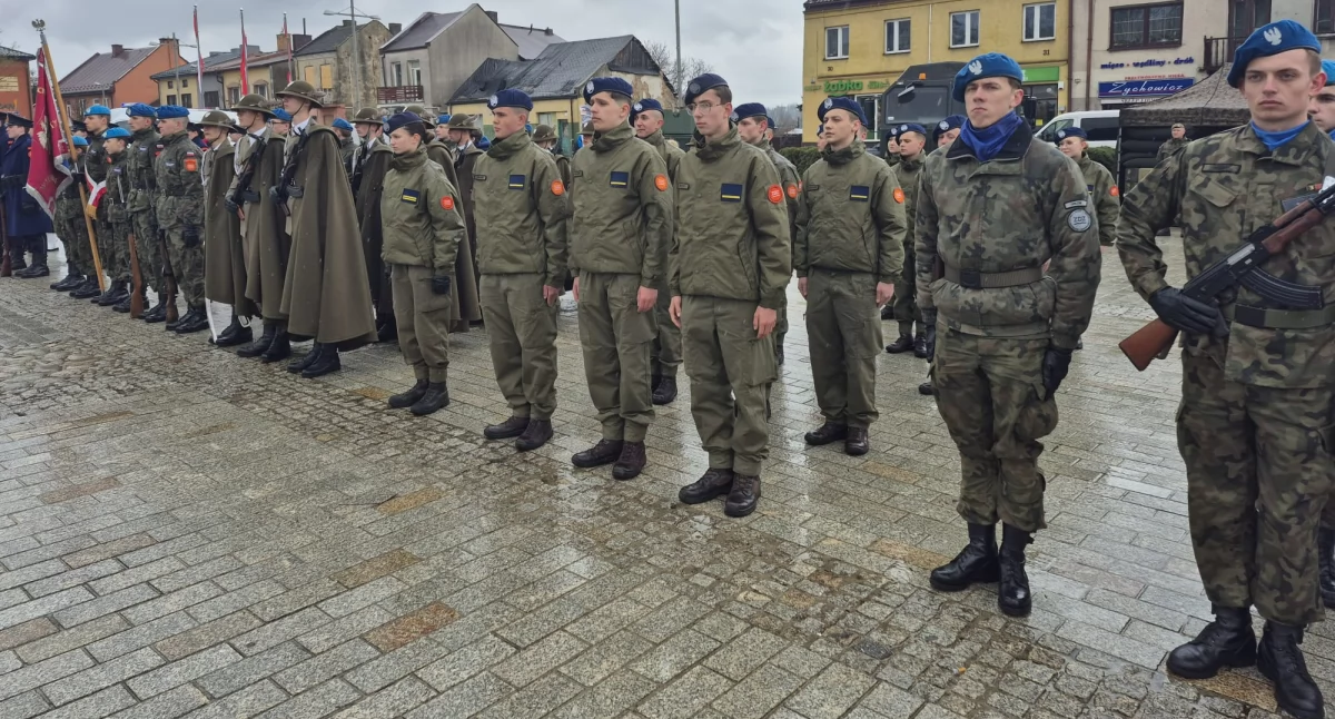 Ślubowanie klas mundurowych i niemundurowych ZDZ w Starachowicach. Uczniowie z listami gratulacyjnymi  