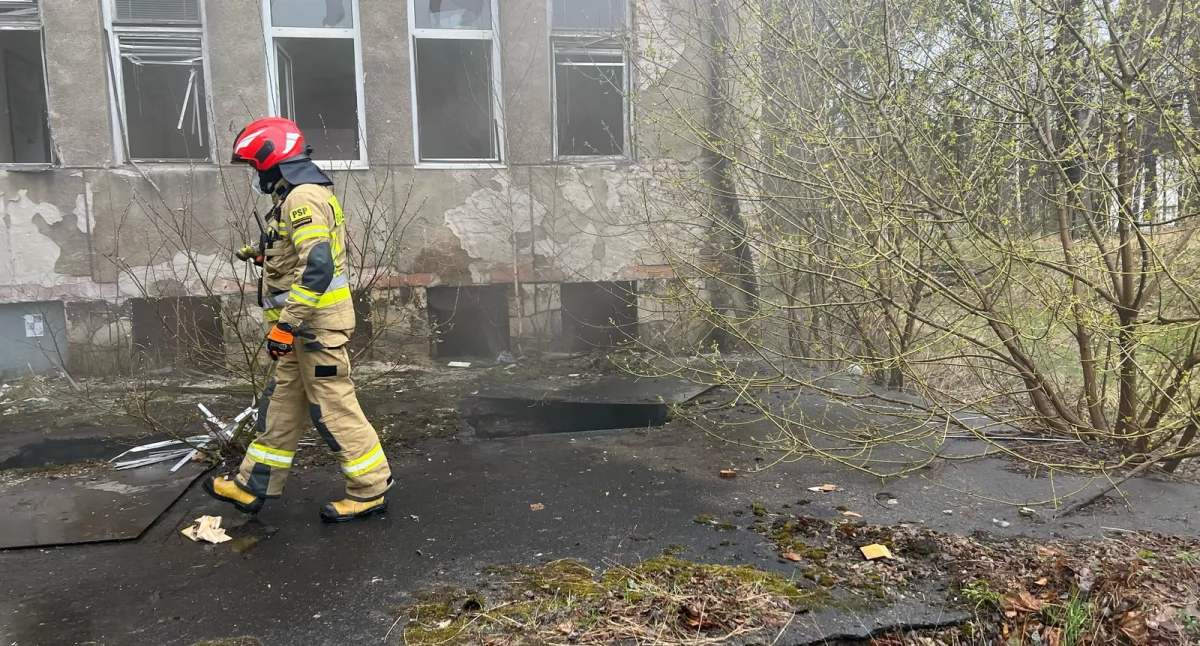 Pożar na terenie starego szpitala w Starachowicach. Paliły się przewody elektryczne i śmieci