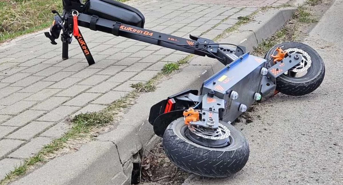 Wypadek na ścieżce rowerowej w Starachowicach. 12-latek przewrócił się i wjechał w drogowy znak