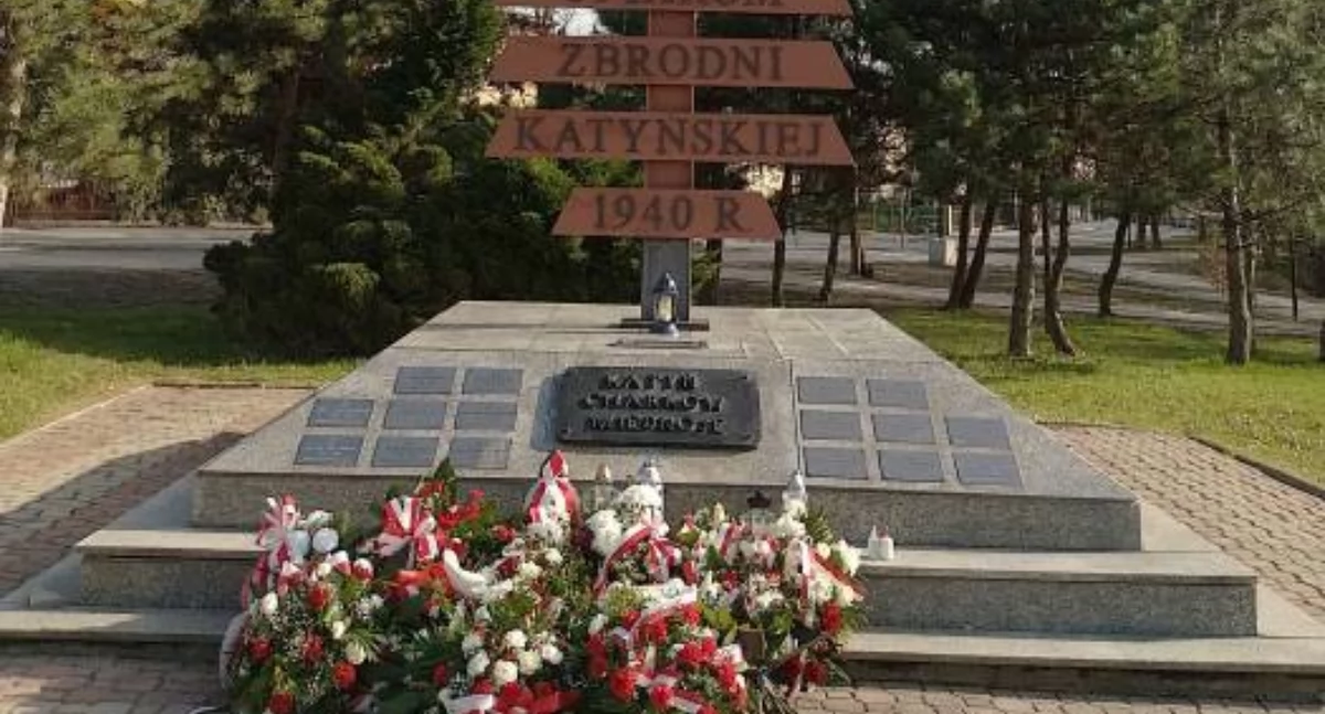  Po uroczystościach pod Krzyżem Katyńskim. Podstawa pomnika się sypie, trawniki zasr...
