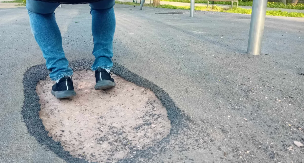 Zniszczona nawierzchnia na placu zabaw
