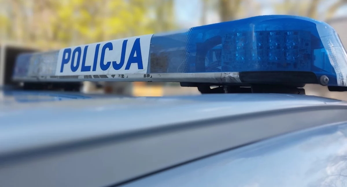 Strażacy i policja w mieszkaniu na ul. Kościelnej w Starachowicach. Seniorka wymagała pomocy