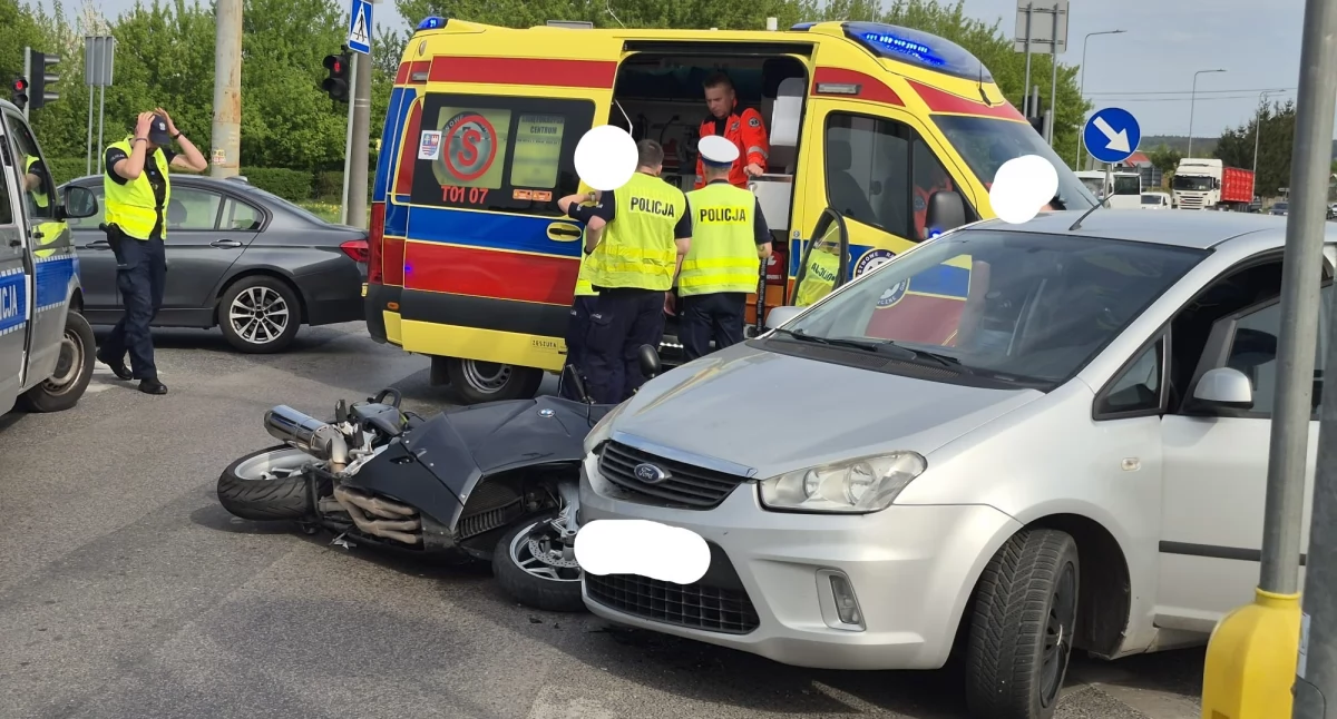 Wypadek na skrzyżowaniu w Starachowicach. 53-letni mężczyzna trafił do szpitala