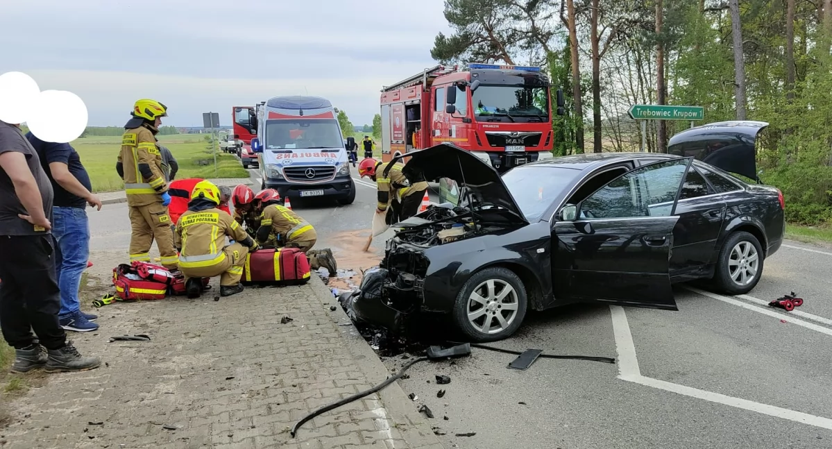 Wypadek w Osinach. Osoby poszkodowane, w tym jedna zakleszczona w pojeździe