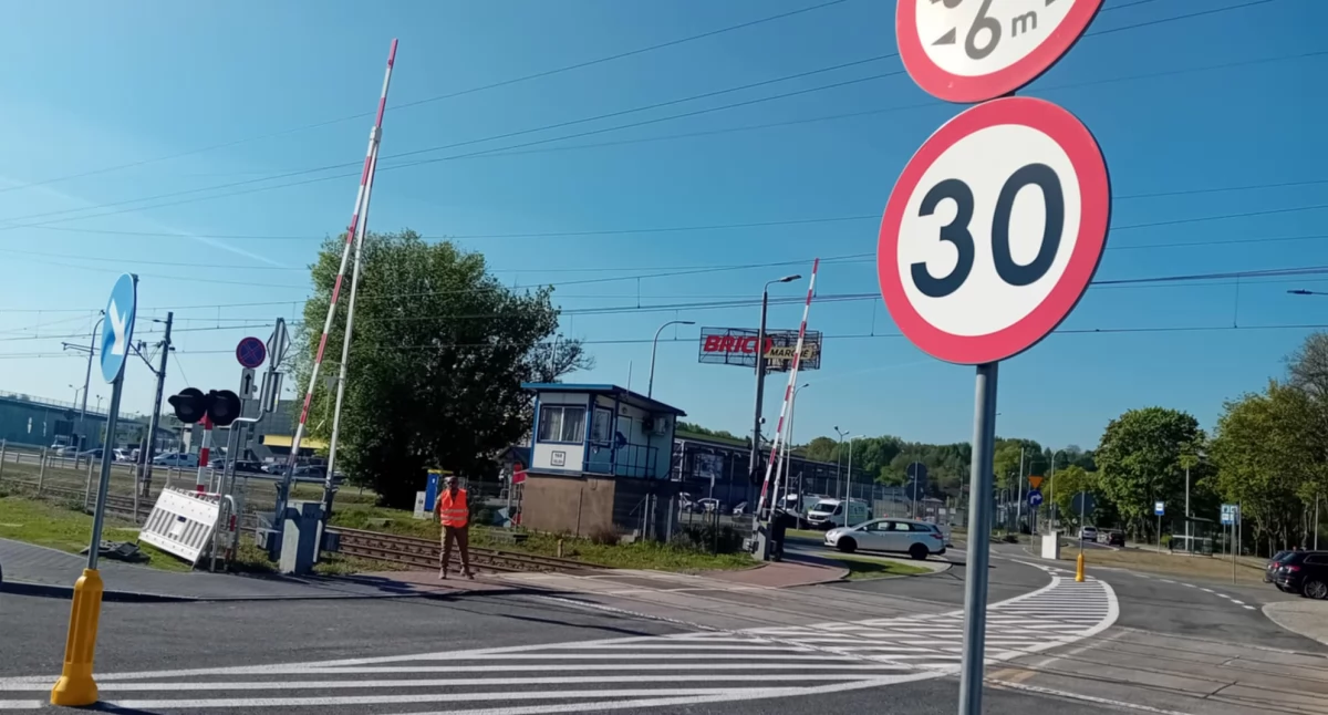 Przejazd kolejowy w Starachowicach Zachodnich otwarty. Są jednak ograniczenia, jakie?