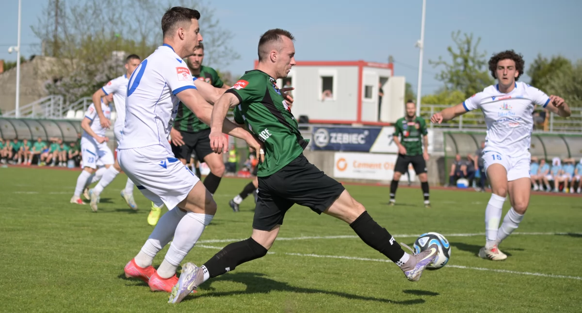 Star Starachowice pokonał Lewart Lubartów 4:1. Zielono-czarnych cztery trafienia przed przerwą