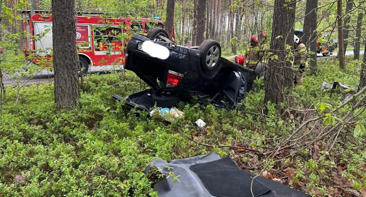 Groźny wypadek na trasie Mirzec – Wąchock. Opel dachował, dwie osoby w szpitalu