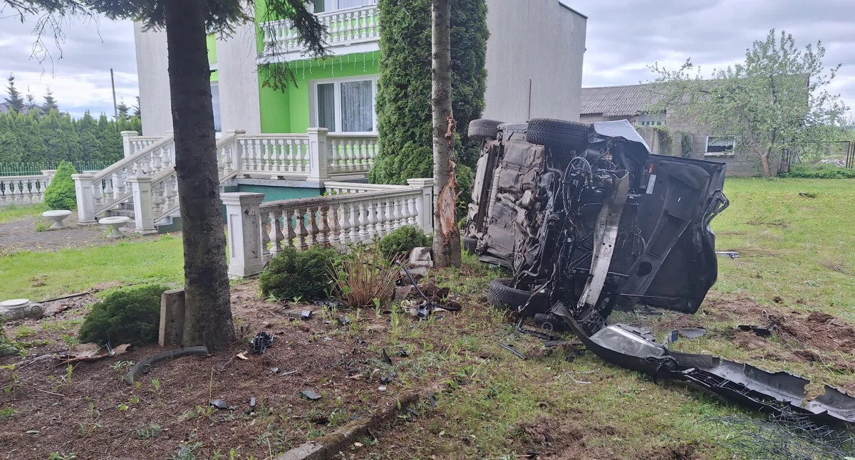 Wypadek w Tarczku. Kierowca audi A6 stracił panowanie nad pojazdem