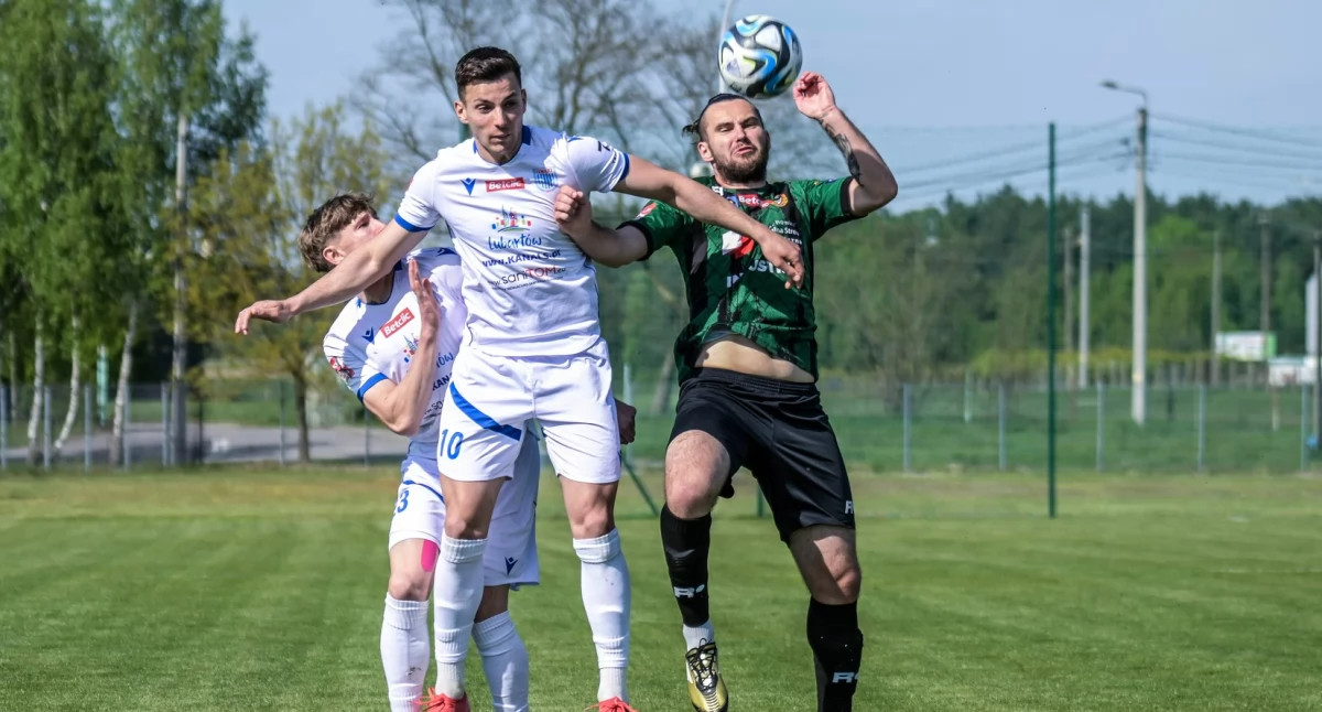 Debiut trenera Dariusza Pietrasiaka na remis. Adrian Szynka trafił bezpośrednio z rzutu rożnego