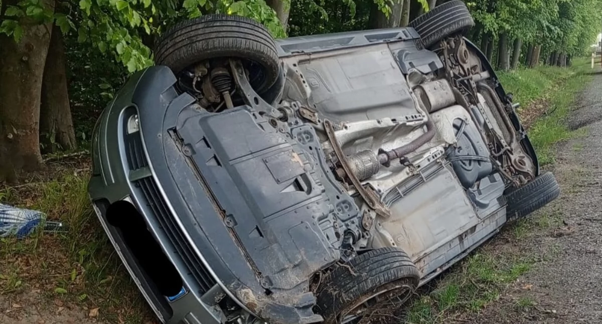 Poważny wypadek w Marculach. Dachowanie samochodu i interwencja śmigłowca LPR