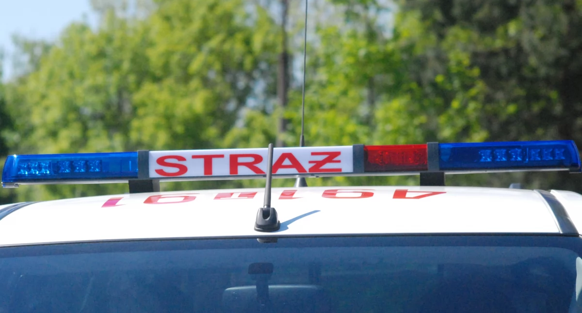 Wypadek w miejscowości Chybice. Policjanci i strażacy na miejscu zdarzenia