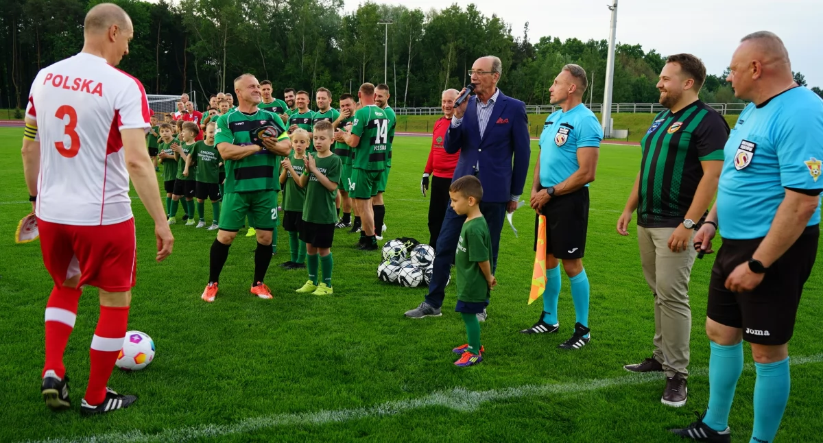 Reprezentacja Gwiazd Piłkarzy Polskich i Old Boys Starachowice otworzyli stadion miejski w Starachowicach. Na trybunach komplet widzów