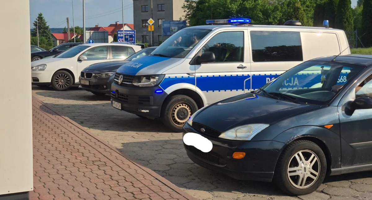 Pijany kierowca skuty w kajdanki. Policyjna akcja na Alei Niepodległości w Starachowicach