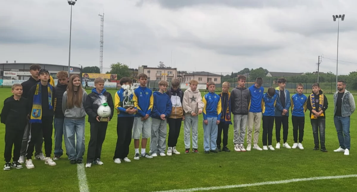 Podziękowanie dla szkoleniowca Arki Pawłów. Były kwiaty i futbolówka od drużyny rocznika 2011/12