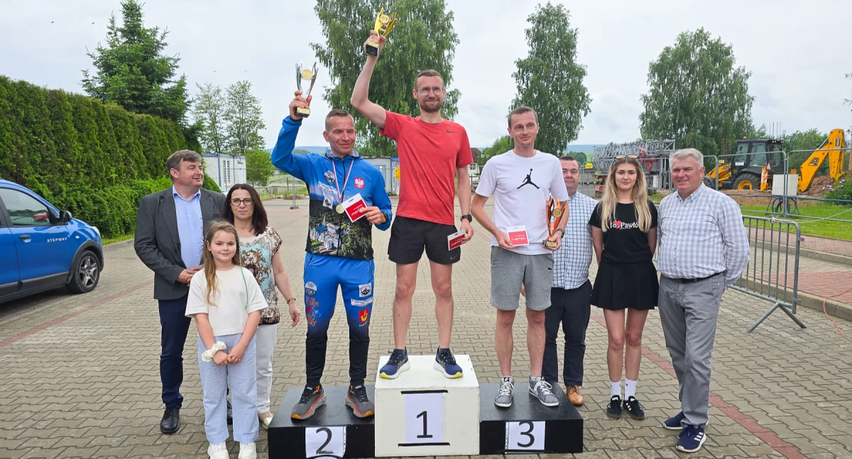 Dublet Damiana Kutery. Zawodnik z Dąbrowy triumfatorem VIII Wojewódzkiego Biegu Szerzawskiego