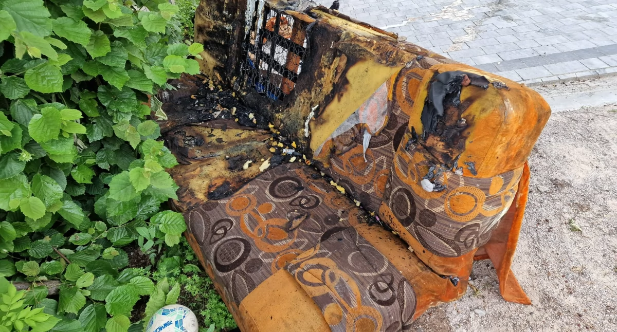 Pożar w Dąbrowie, na terenie gminy Pawłów. 10-letni chłopiec ewakuował się z mieszkania