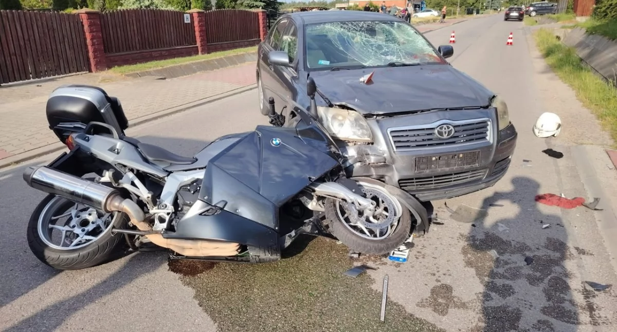 Groźna kolizja w Osinach. Motocyklista trafił do szpitala
