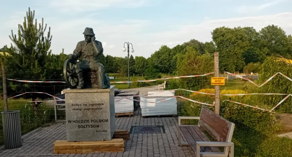 Pomnik sołtysa zmienił miejscówkę. Budowa Urzędu Gminy w Wąchocku trwa