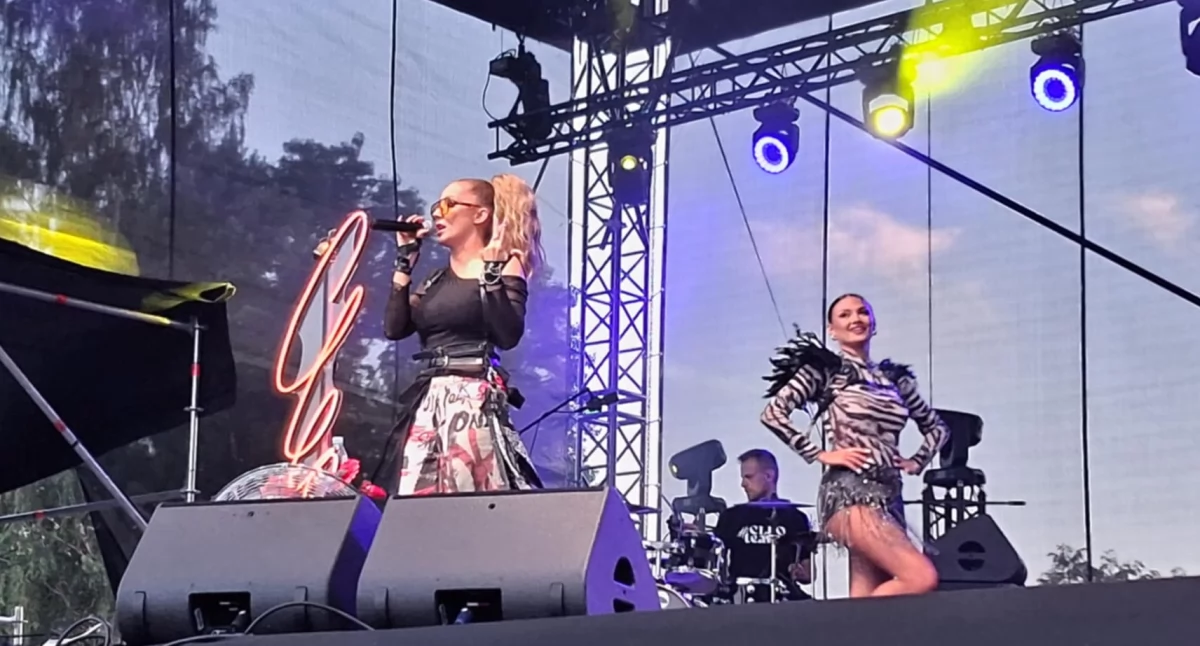 Tłum pod zaporą w Brodach, Cleo rozgrzała publiczność