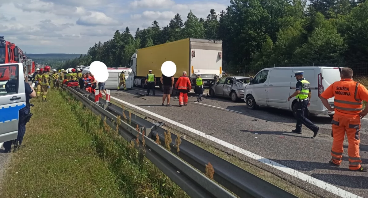 Wypadek z udziałem 5 samochodów w naszym regionie. Droga całkowicie zablokowana 
