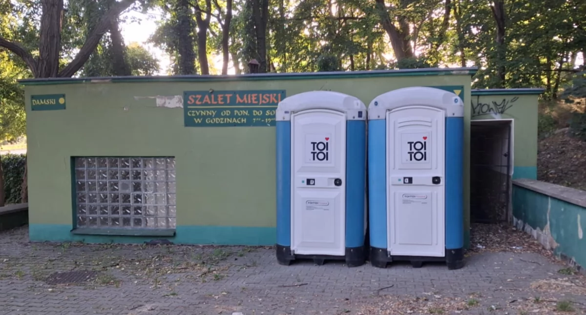 Szalety są, ale korzystać proszę z TOI TOI