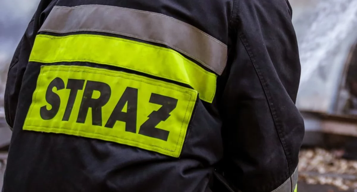 Wypadek w Wąchocku. Mężczyzna zawisł na ogrodzeniu, na miejscu ratownicy medyczni i straż pożarna