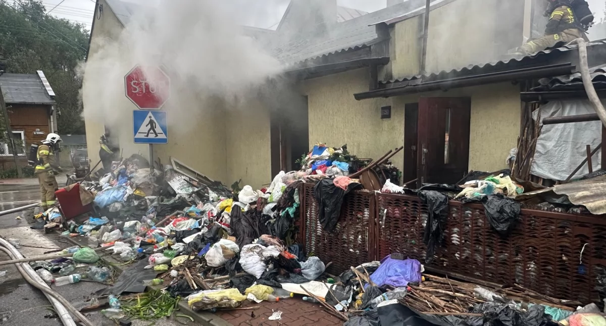 Pożar na ulicy Bocznej w Starachowicach. Kobieta trafiła do szpitala, jej pies nie przeżył