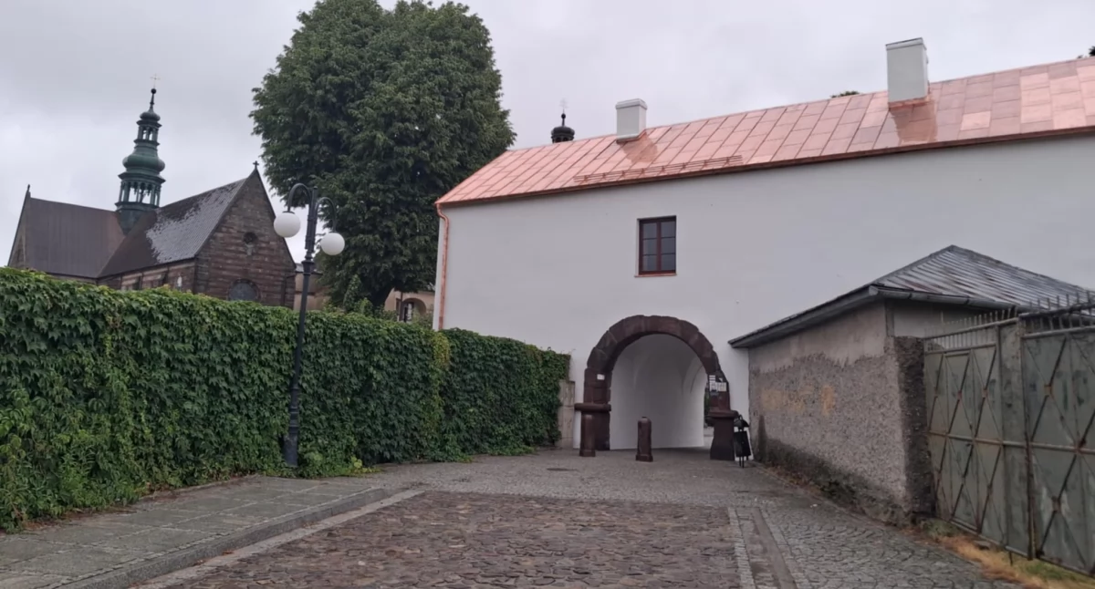 Prace przy wąchockiej bramce zakończone. Można przejść!