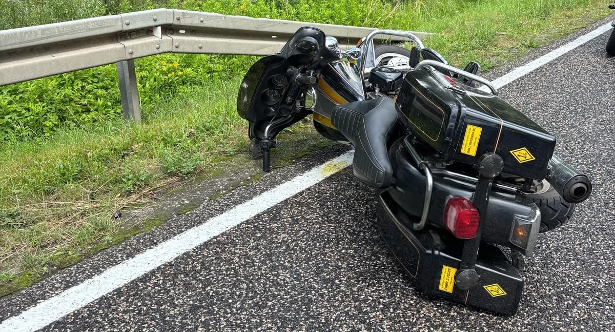 Wypadek z udziałem motocyklisty w Krynkach. Poszkodowany 70-letni mężczyzna z powiatu skarżyskiego