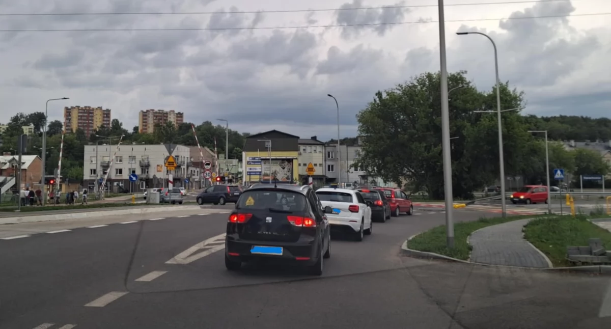 Bezmyślność kierowców i przejazd wiaduktem na Zachodnich leży!