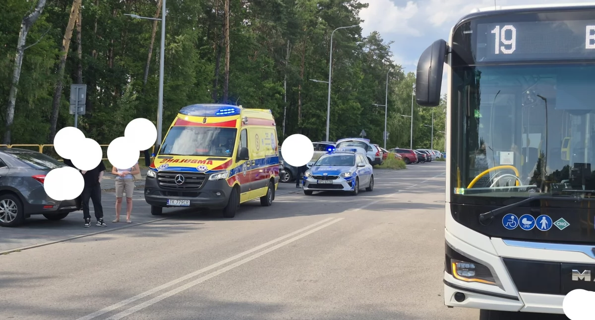 Wypadek na ul. Krańcowej w Starachowicach. Autobus miejski i osobówka uszkodzone