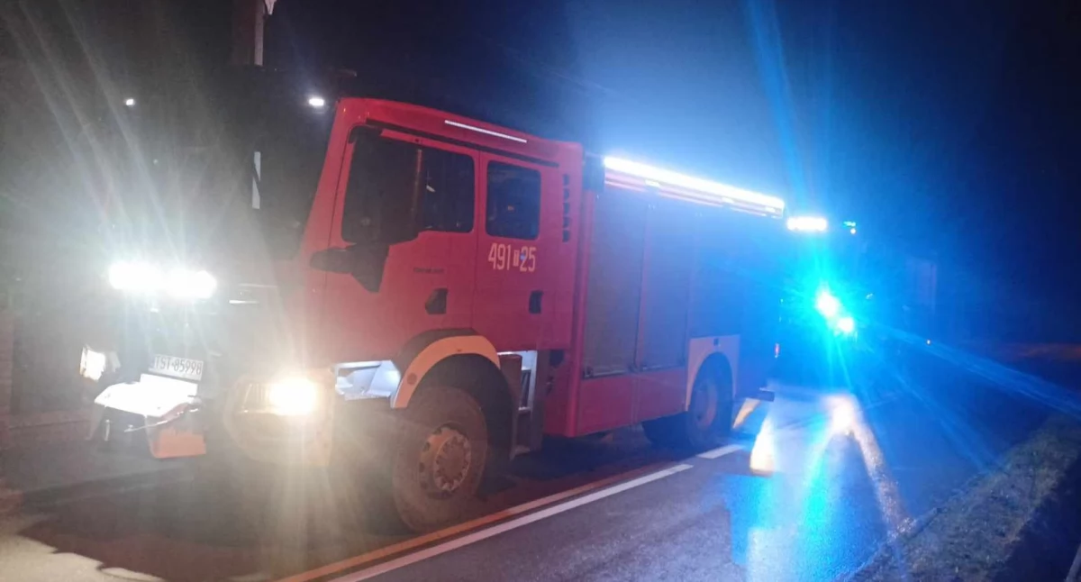 Nocny pożar na terenie zakładu w Zębcu. Zastępy starachowickich strażaków na miejscu