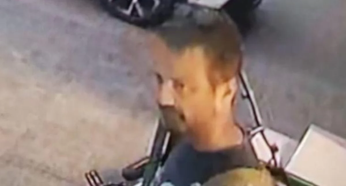 Kradzież roweru w Wąchocku. Policja poszukuje sprawcy, rozpoznajesz tego mężczyznę?