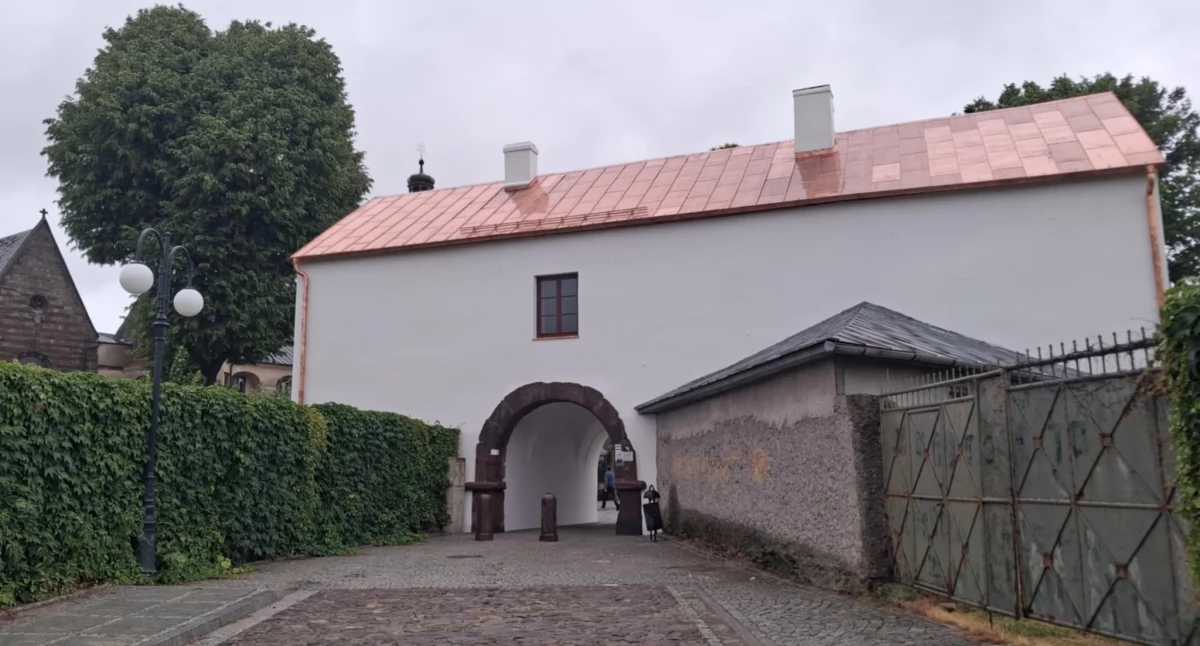 Klasztorna bramka w Wąchocku na kartach historii