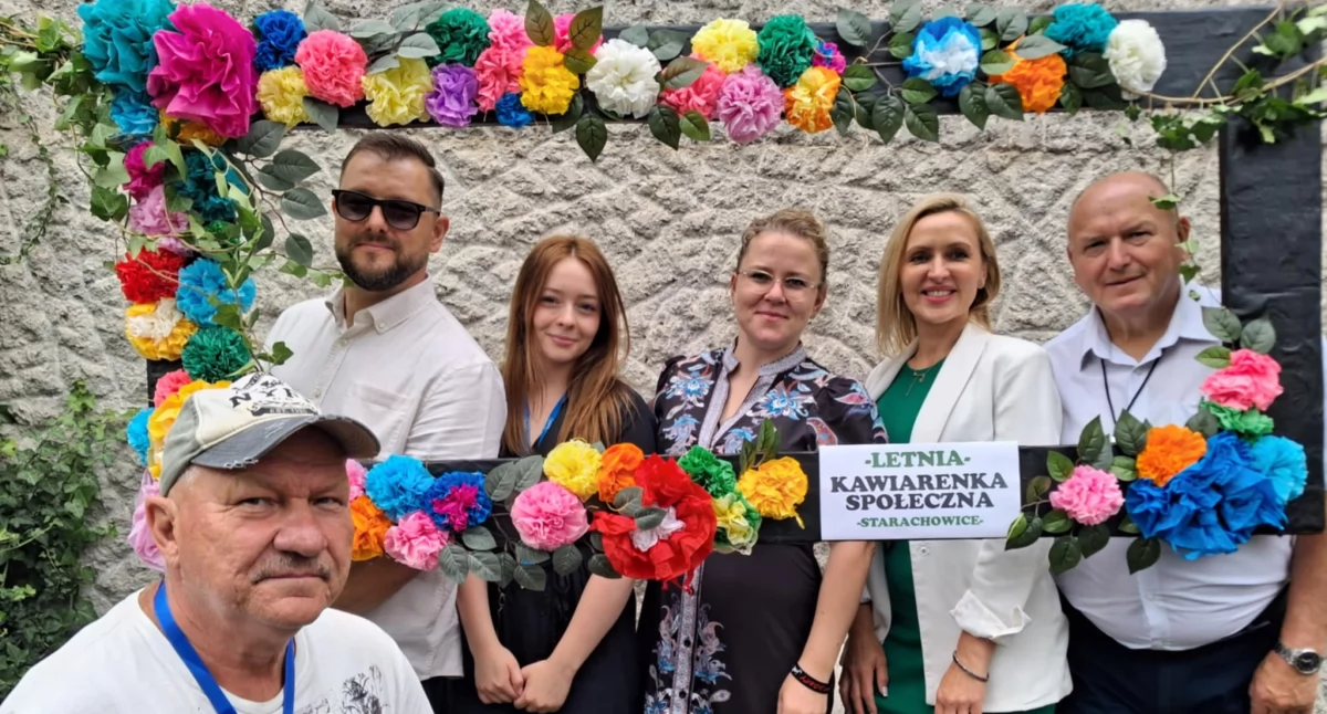 Kawiarenka społeczna rośnie w siłę - letnie patio dostępne