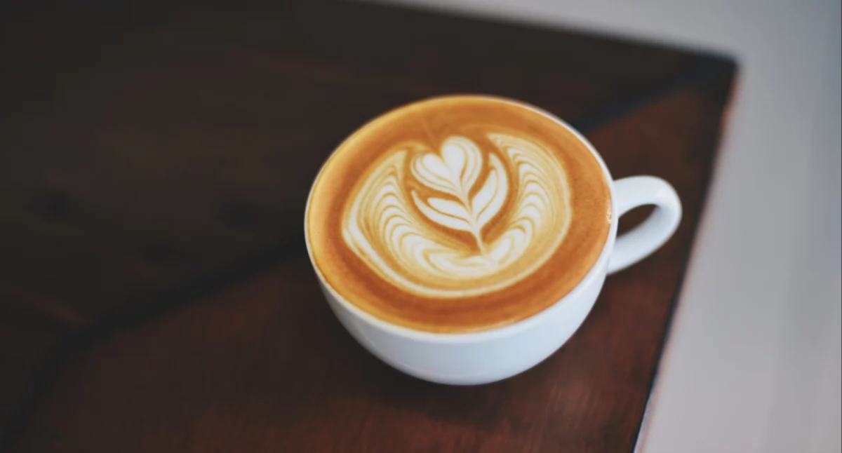 Kawa, a może matcha? Jak przygotować latte jak z kawiarni?