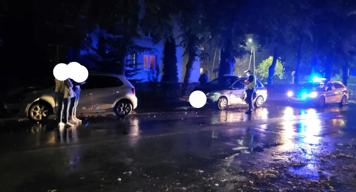Wypadek na skrzyżowaniu w Starachowicach. Dwa pojazdy uszkodzone