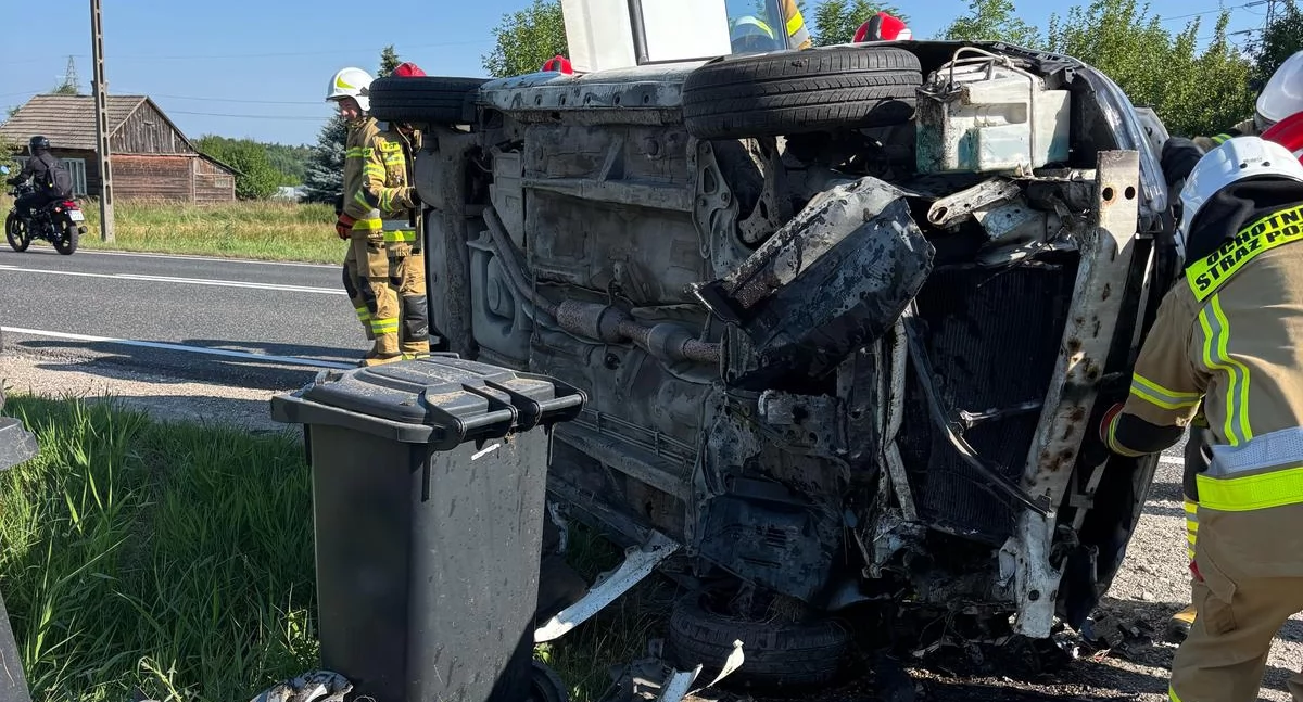 Groźny wypadek w Parszowie. Kierowca toyoty zjechał z drogi i uderzył w betonowy przepust