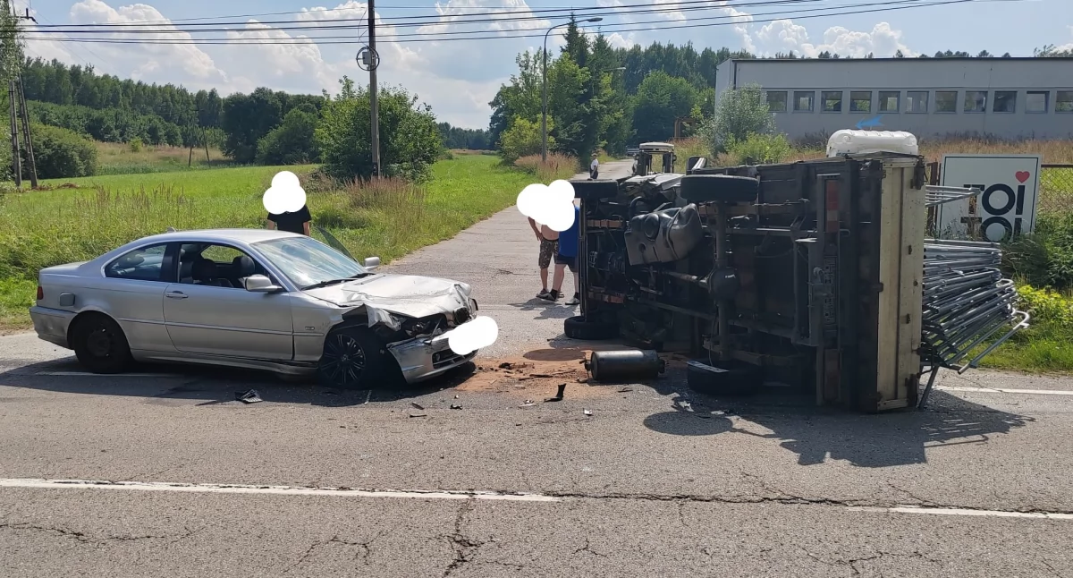 Czołowe zderzenie dwóch samochodów w Lubieni. Droga zablokowana, mężczyzna z urazem brzucha
