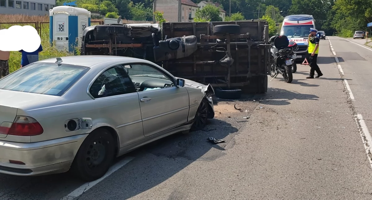 Wypadek w Lubieni. BMW zderzyło się z dostawczym Lublinem, jedna osoba w szpitalu